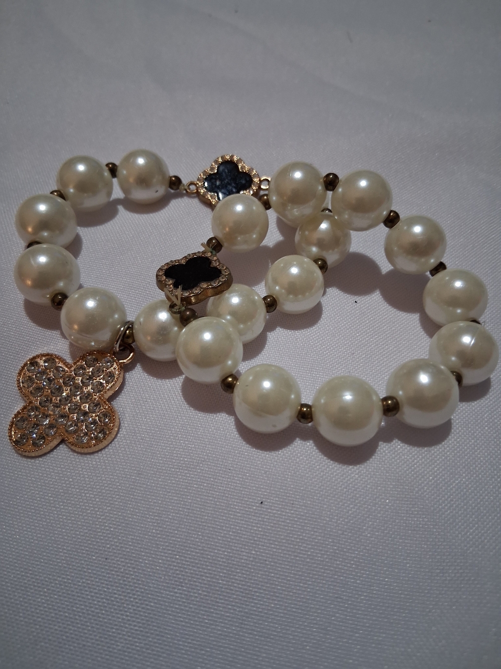 Pearl Stretch Bracelet with Gold Clover Charms - White